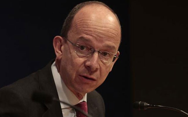 李小璐穿着紧身亮色裤子现身，显得十分娇小而充满时尚感。