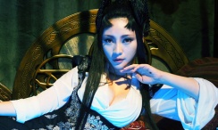 卡莉·史派妮饰演的普瑞希拉和雅各布·艾洛蒂饰演的猫王热情相拥。
