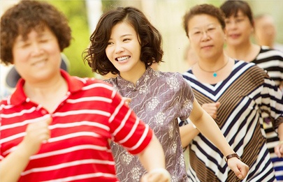 《阳光俱乐部》曝海报 黄晓明贾樟柯探寻快乐良方 2025-10-23 10月23日，由魏书钧执导，王才涛任总制片人，黄晓明领衔主演，陆小芬、祖峰、贾樟柯、杨采钰、佟林楷、李杨主演，张淇、廖凡、梁植特别出演的电影《阳光俱乐部》发布终极海报。